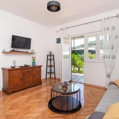 House Mirna Nyaraló *